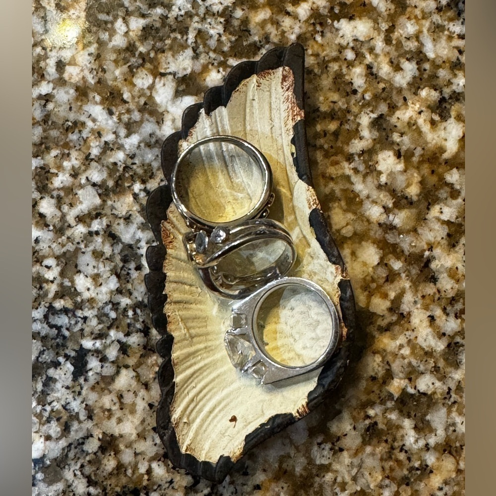 Metal Angel Wing ring holder - Picture 8 of 9